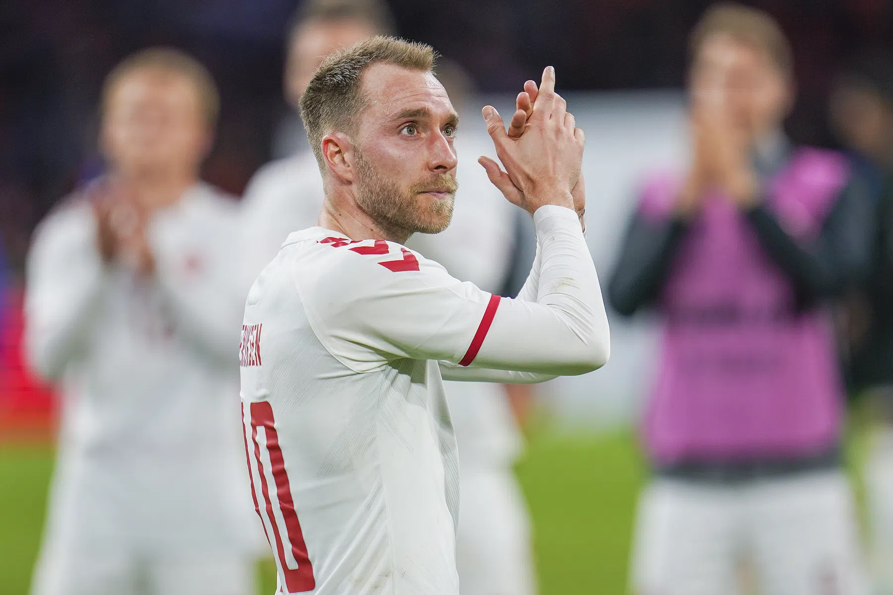 Staande ovatie voor Eriksen bij emotionele rentree in Kopenhagen