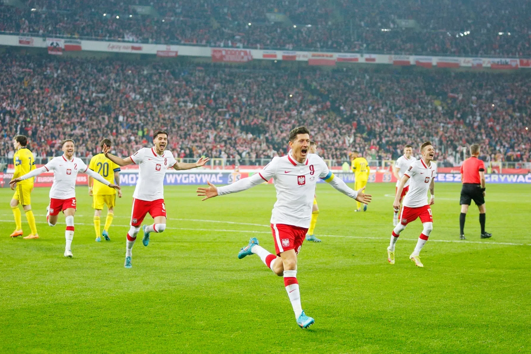 Lewandowski wint sterrenslag en bezorgt Zlatan enorme teleurstelling