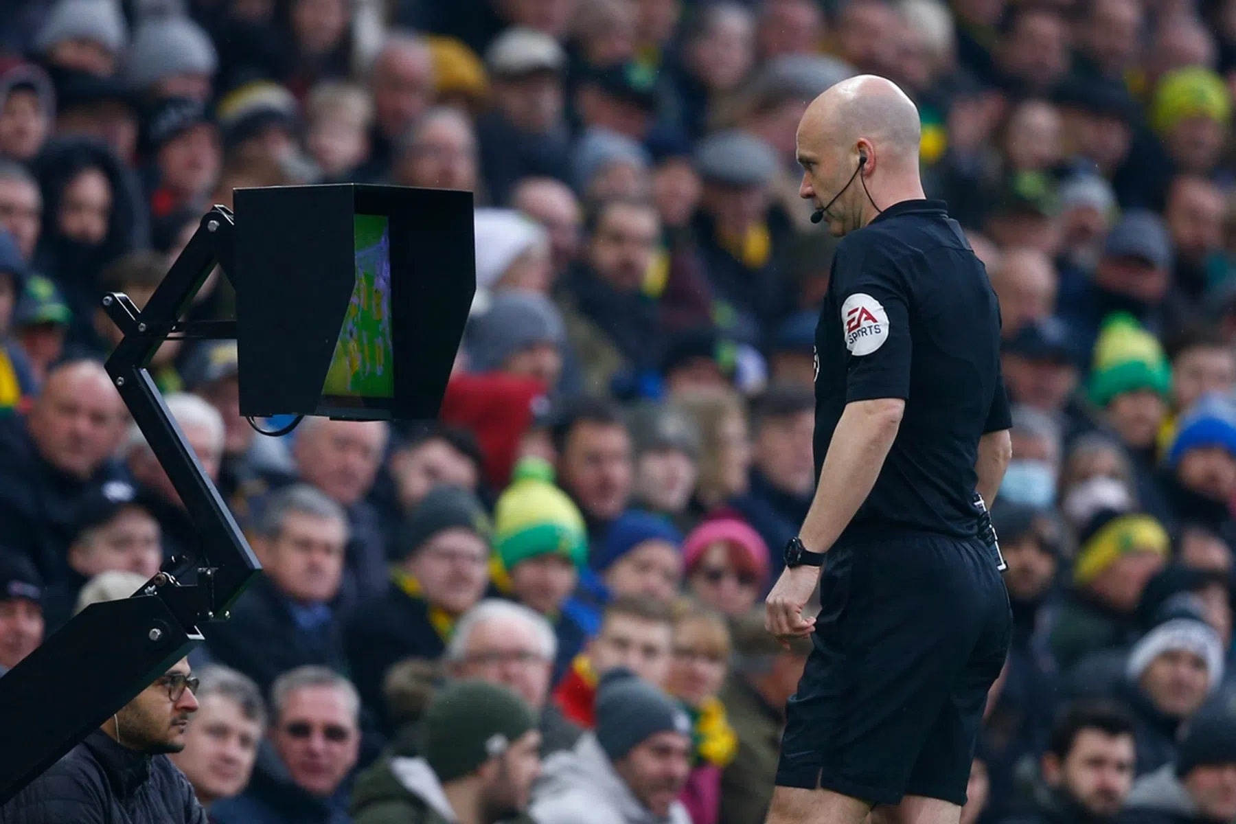 'Revolutionair idee in Engeland: laat scheidsrechters meetrainen bij clubs'