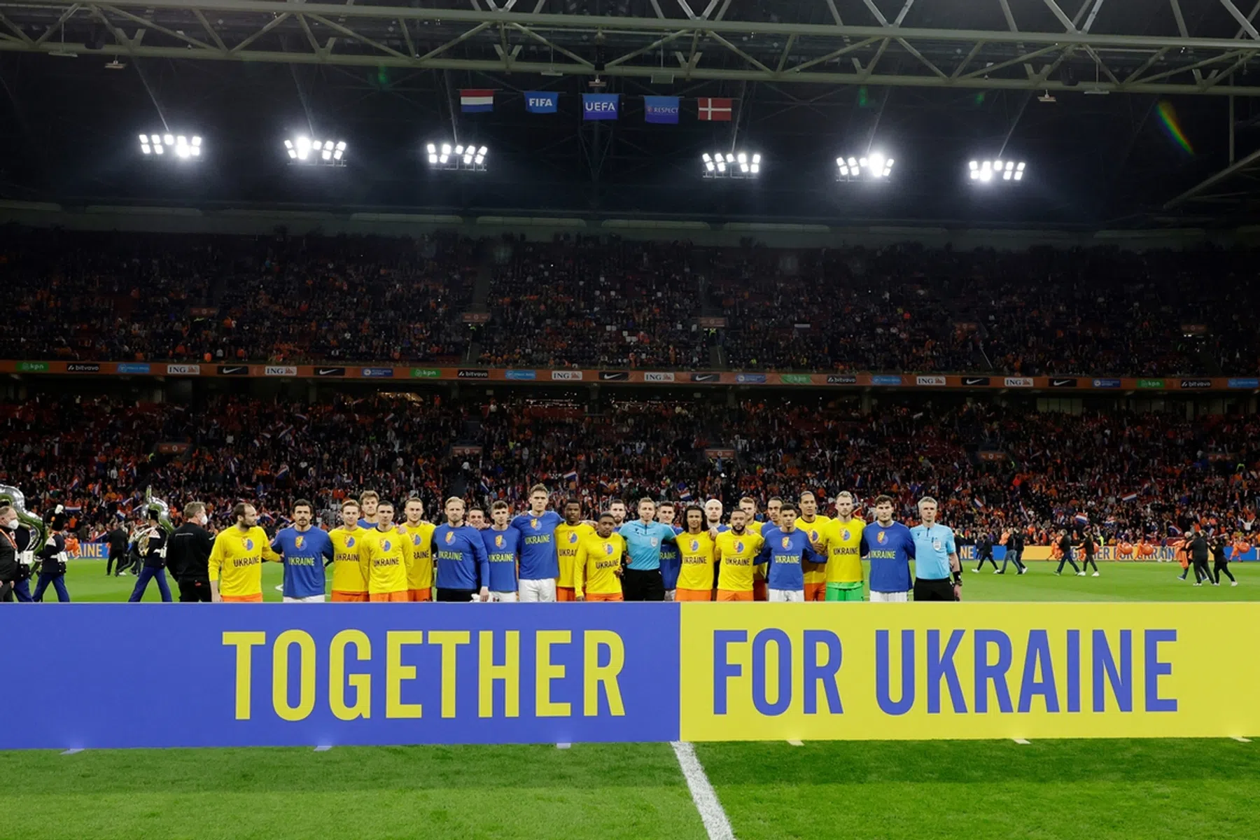 Veiling Oranje-shirts levert mooi bedrag op voor oorlog in Oekraïne