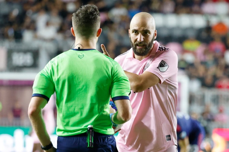 Higuaín hekelt voetbalwereld: 'Spelers zijn wegwerpflessen'