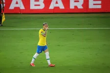 Thumbnail for article: Antony per brancard van het veld af: Ajax wacht op duidelijkheid