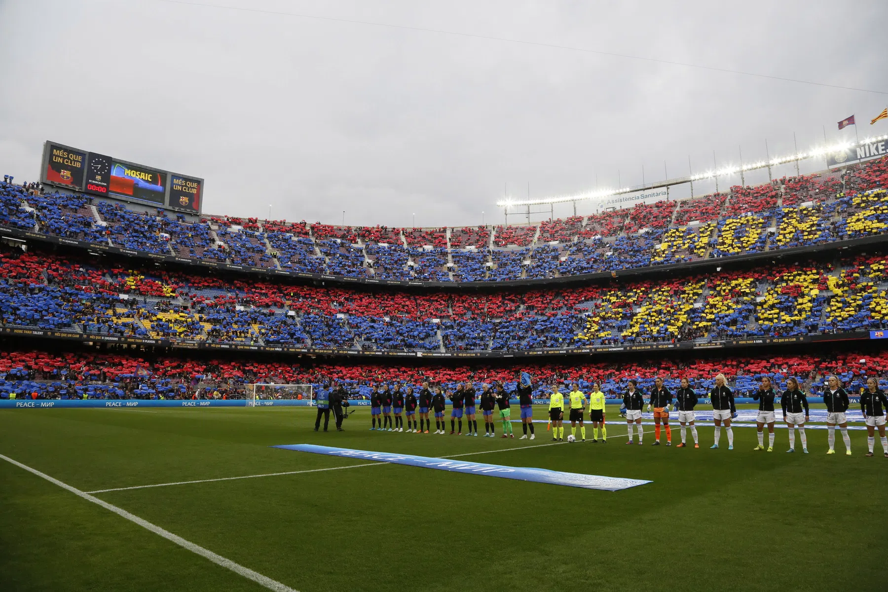 Vrouwenploeg van Barcelona breekt in uitverkocht Camp Nou wereldrecord