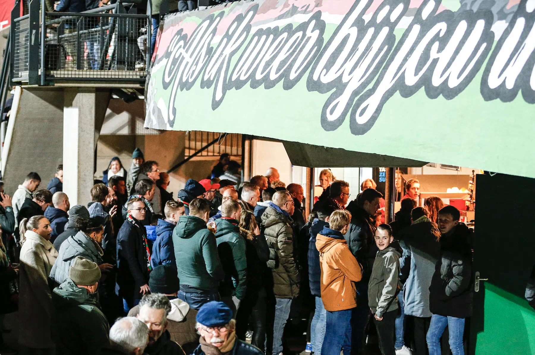 17. NEC: voorprogramma? Vijf mannen met een riek