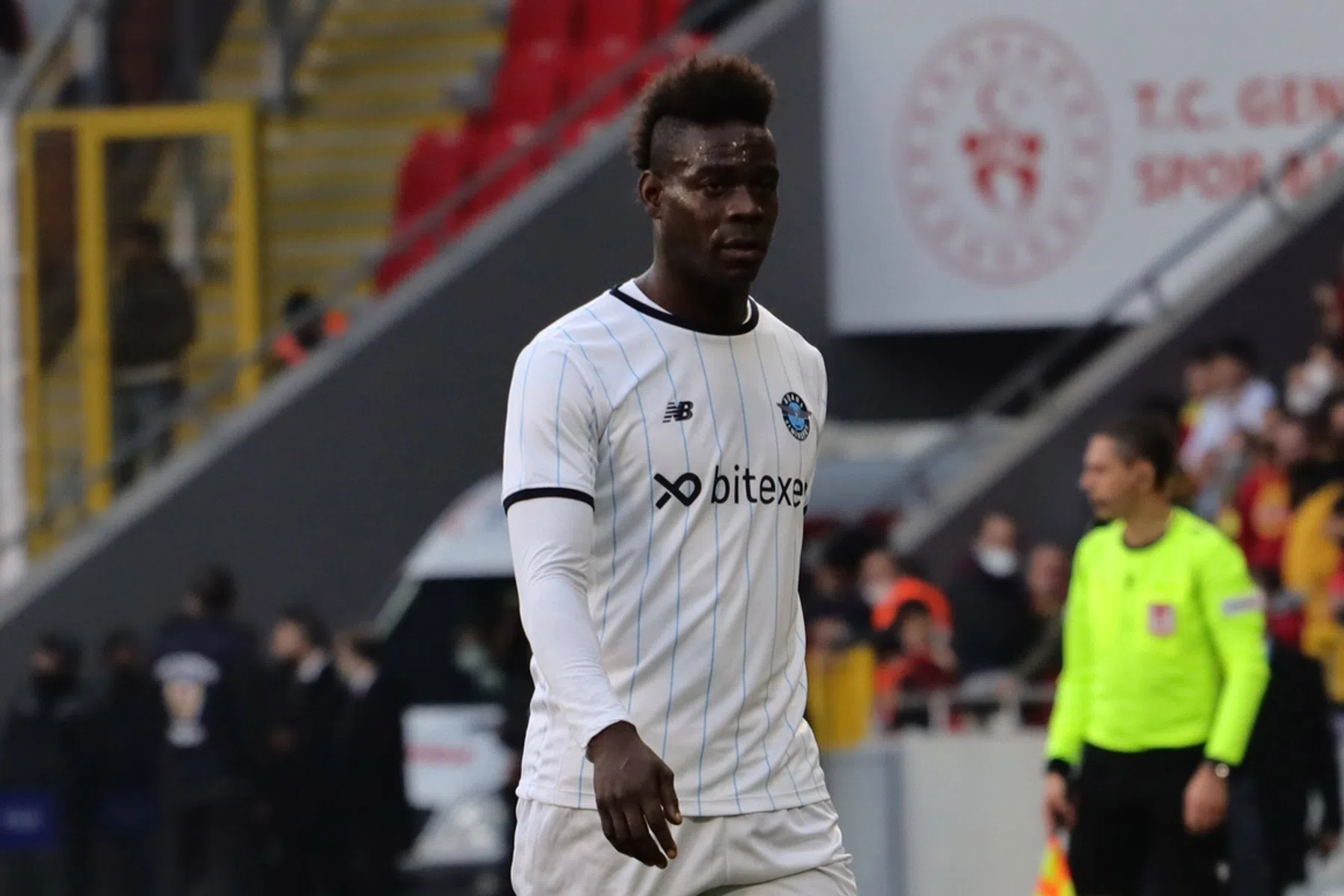 Balotelli denkt aan volgende avontuur: 'Glimlach zegt alles'