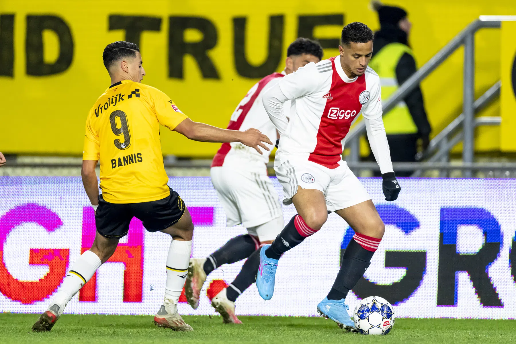 Ihattaren viert met Jong Ajax na 342 dagen zijn rentree