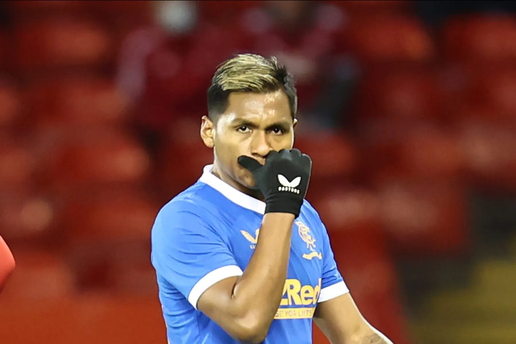 Van Bronckhorst bevestigt gevoelige tik in aanloop naar Old Firm