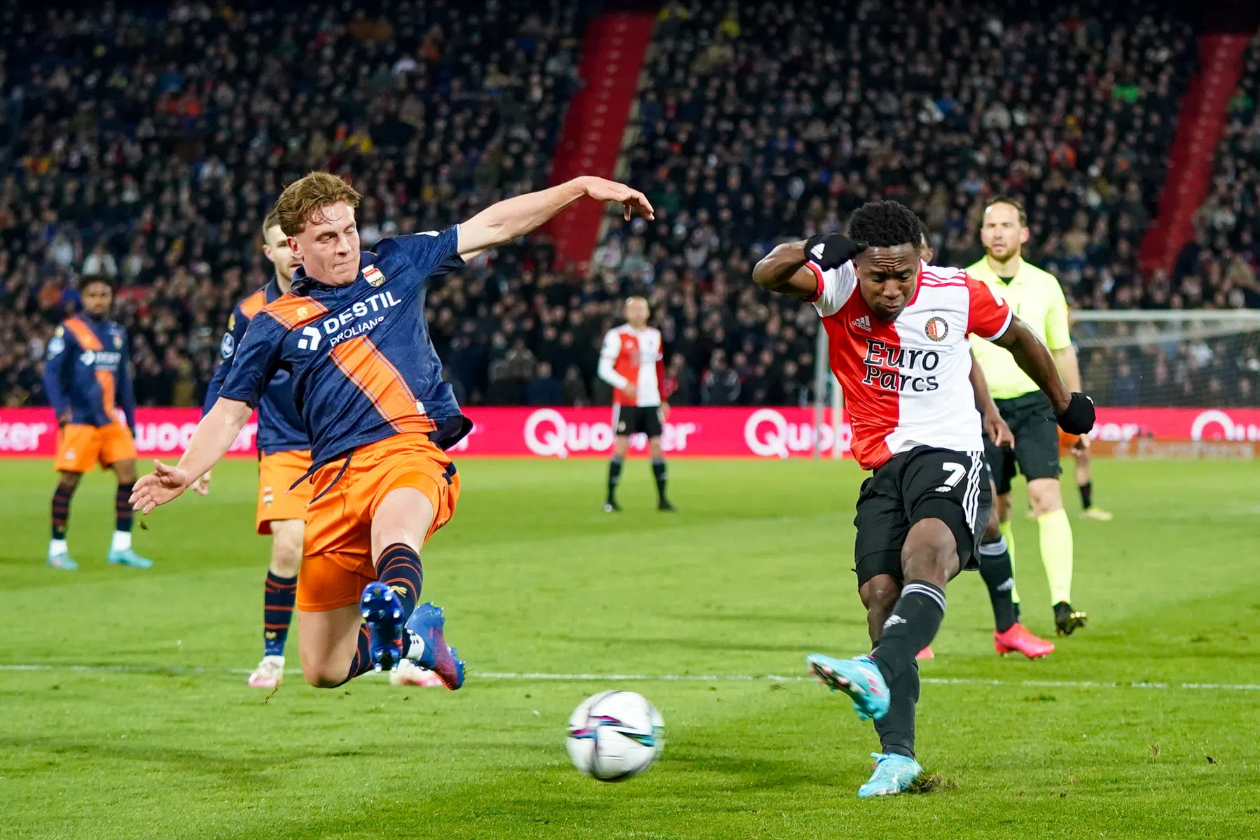 Sinisterra en Linssen helpen stroperig Feyenoord aan moeizame zege