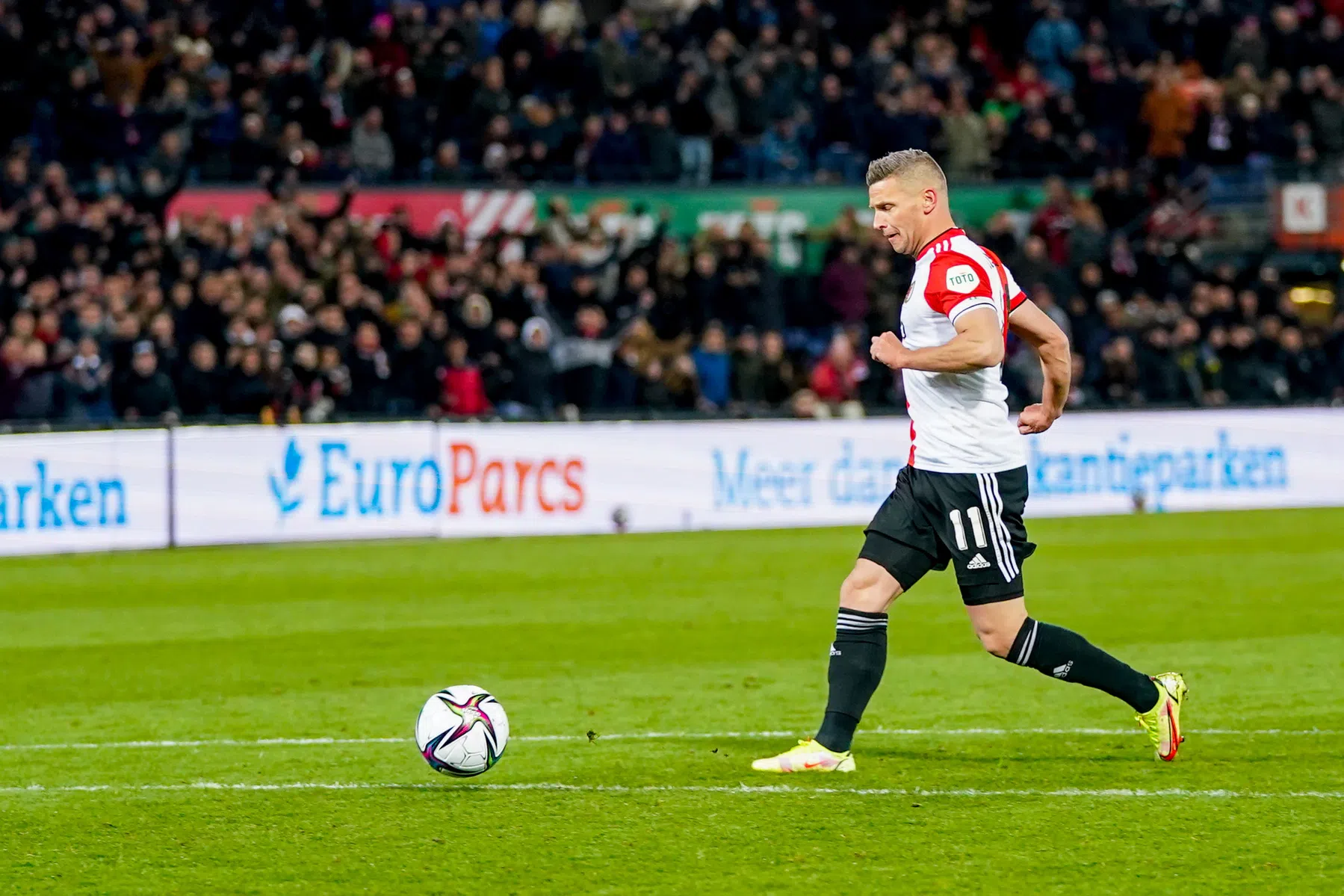 Scorende Linssen wordt ongeduldig: 'Het is frustrerend op de bank'