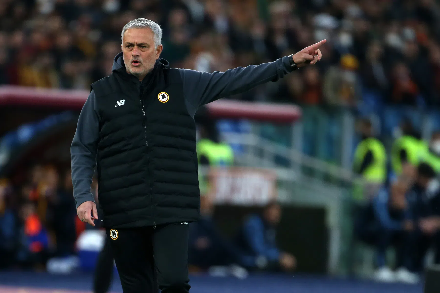 Mourinho knalt met zijn hoofd tegen dug-out, Thiago Silva fel verdedigd