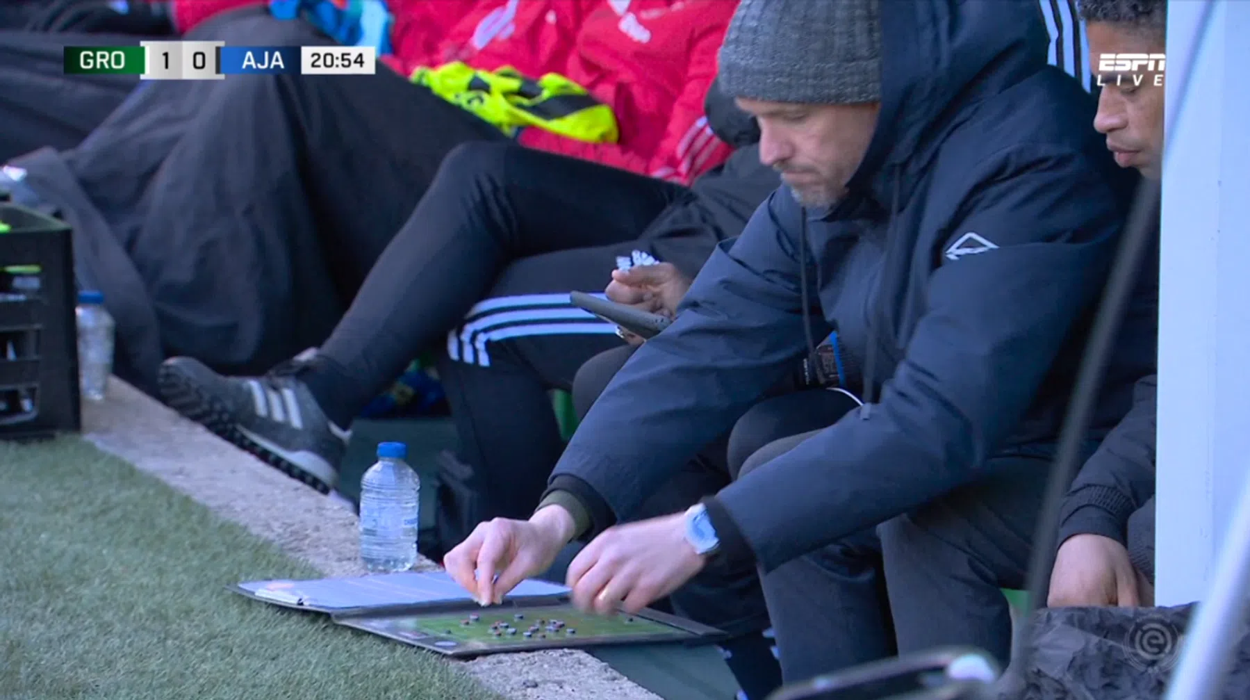Ajax wankelt nu de Eredivisie begrijpt hoe Erik ten Hag speelt