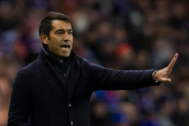 Titel verder uit zicht voor Van Bronckhorst na gevoelige tik in Old Firm