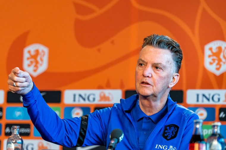 Ajax wenst Van Gaal sterkte, bondscoach krijgt steun uit heel Europa