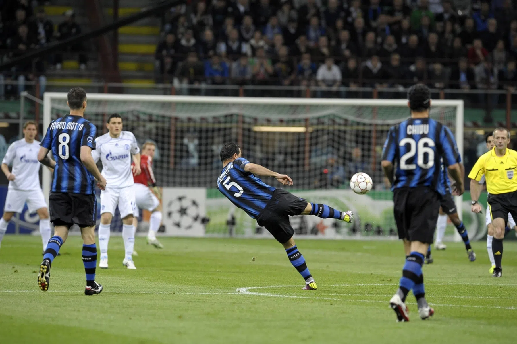 Doelpunt van de Dag: sublieme volley Stankovic is Neuer te machtig