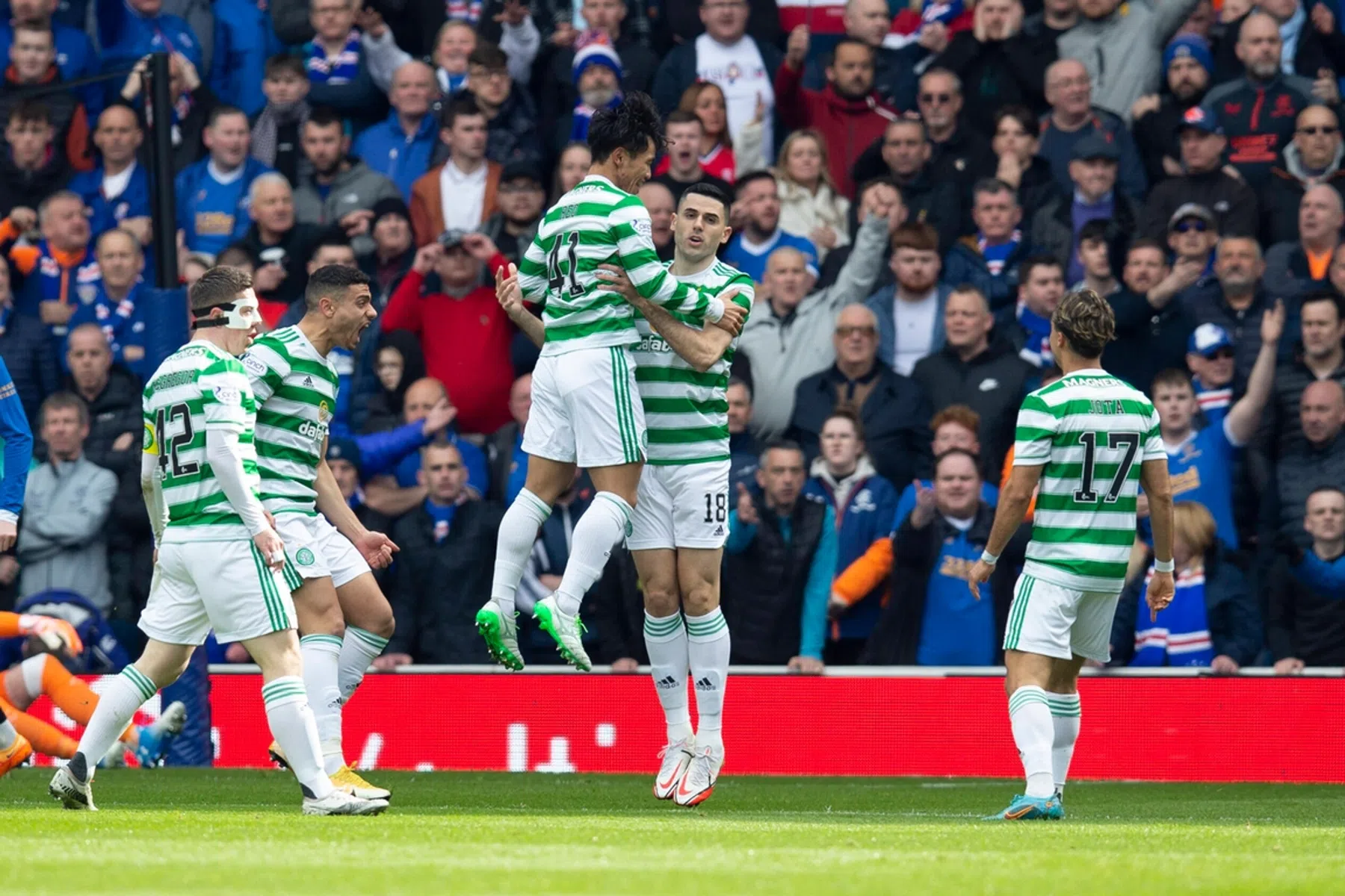 In het hol van de leeuw: Celtic-fan woont Old Firm bij dankzij geniaal plan