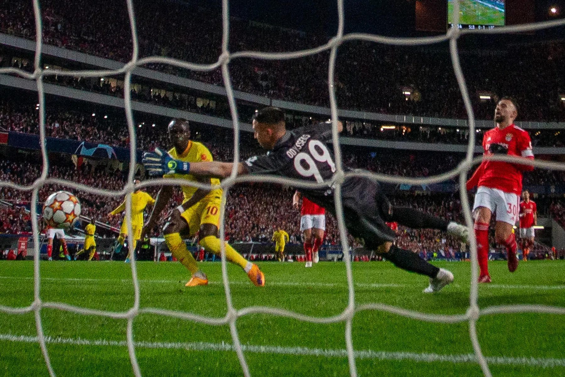 Liverpool boort hoop van loerend Benfica laat de grond in