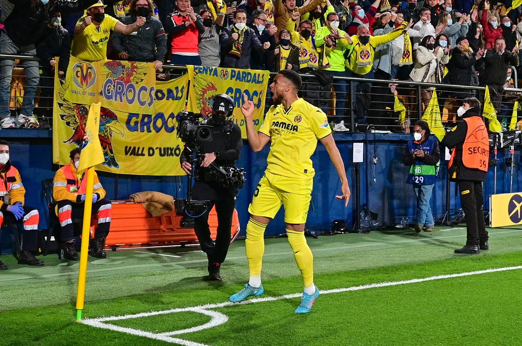 Stuntploeg Villarreal deelt dankzij Danjuma eerste tik uit aan Bayern