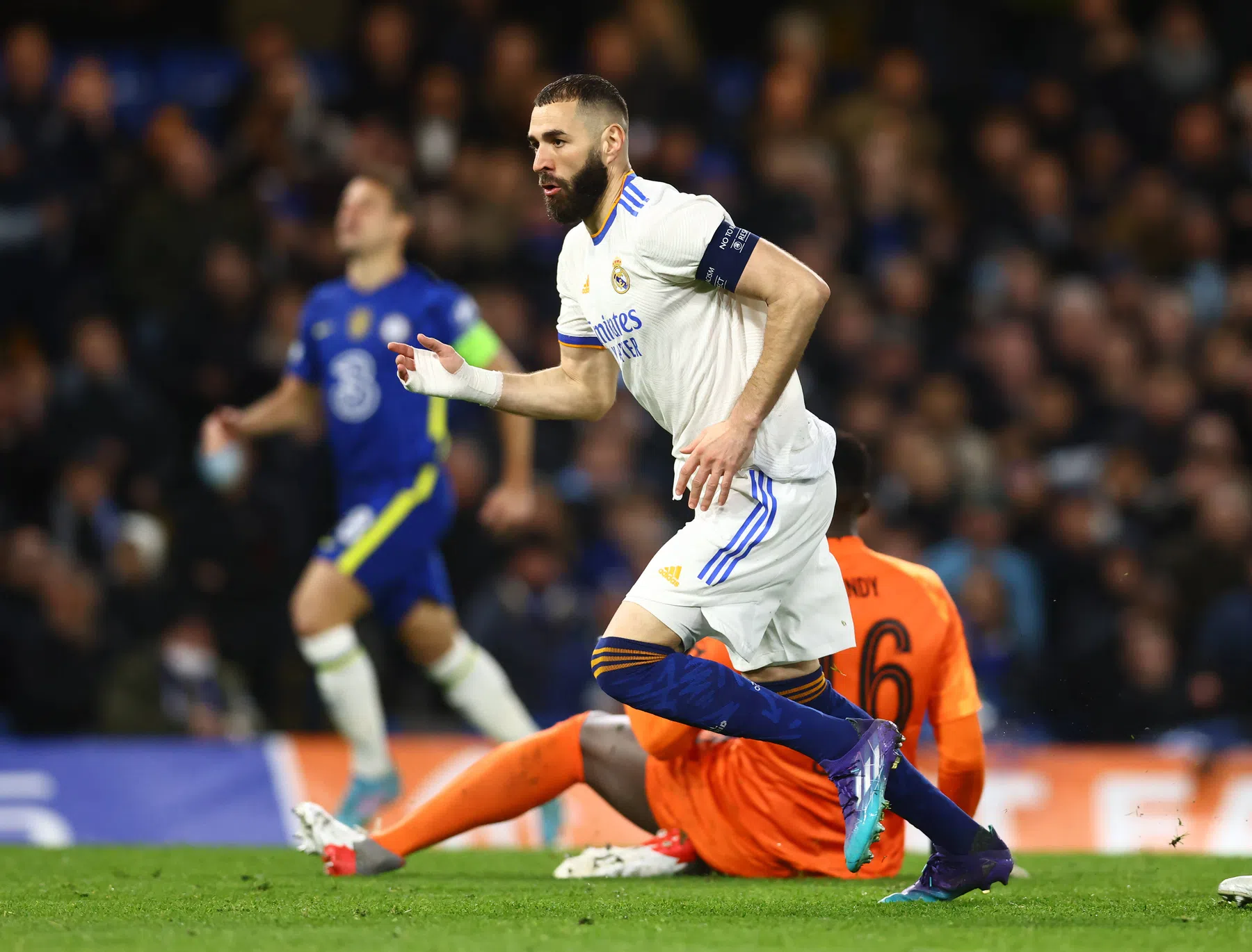 Superster Benzema brengt titelhouder Chelsea naar de rand van de afgrond