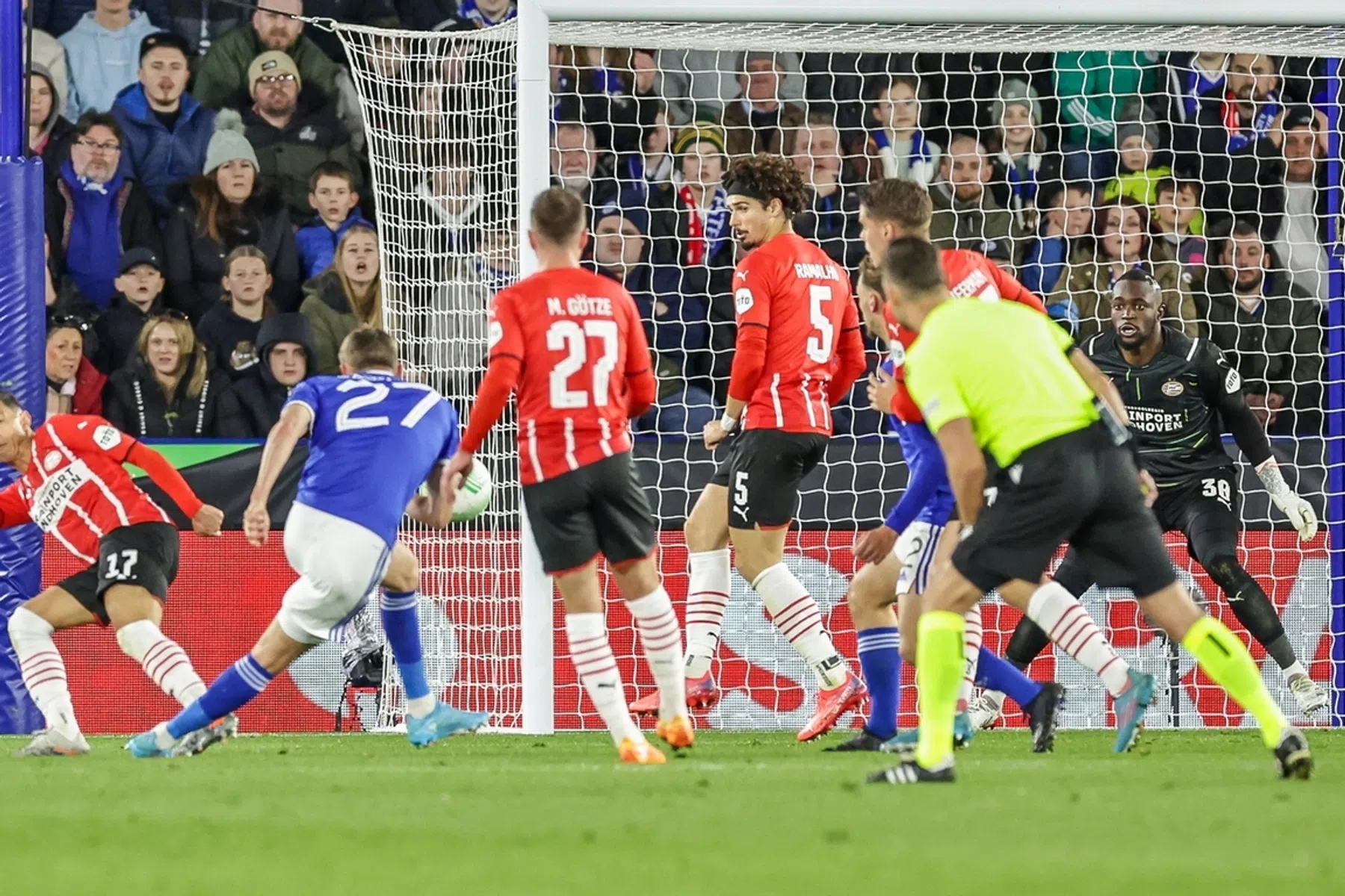 PSV doorstaat Premier League-test en houdt stand tegen Leicester City