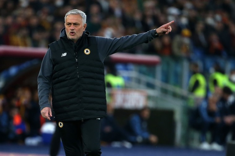 Mourinho laat kinderen in de kou staan na bekogeling met sneeuwbal