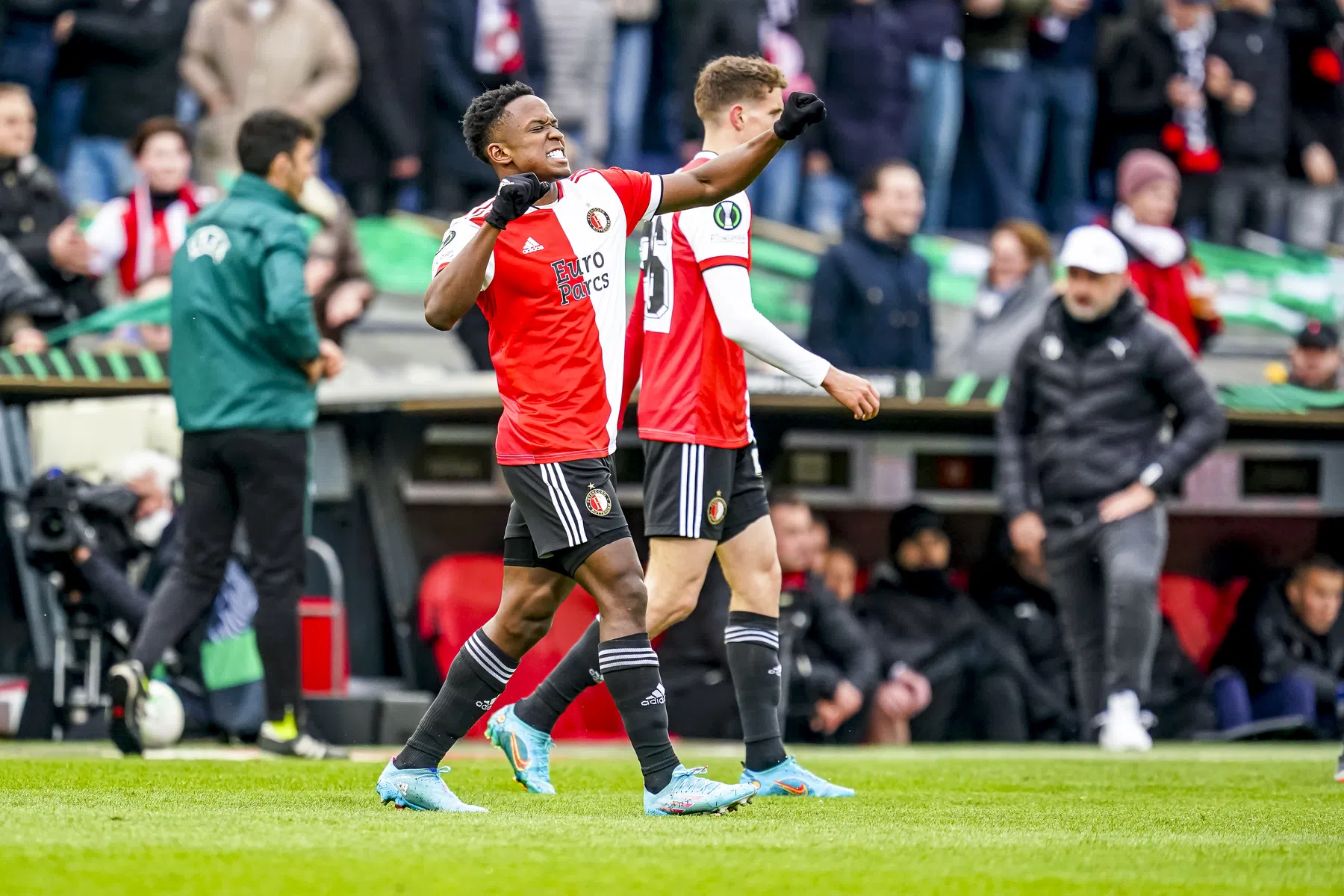 Sinisterra schittert opnieuw in Europa en evenaart Van Hooijdonk