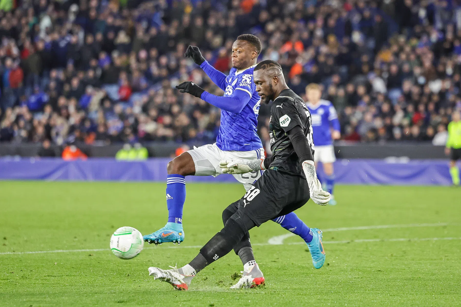 PSV-doelman Mvogo straalt van oor tot oor na 'heel, heel zware periode'