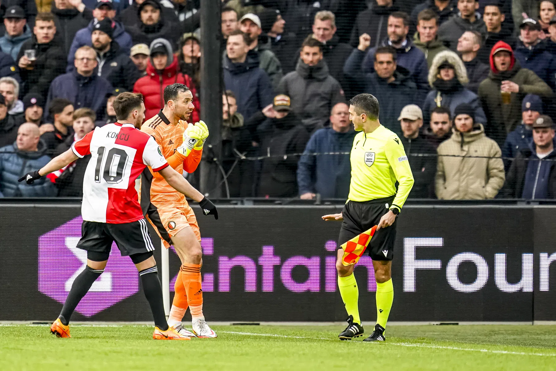 Verhitte sfeer in De Kuip: Feyenoord-assistent Pusic krijgt rood na opstootje