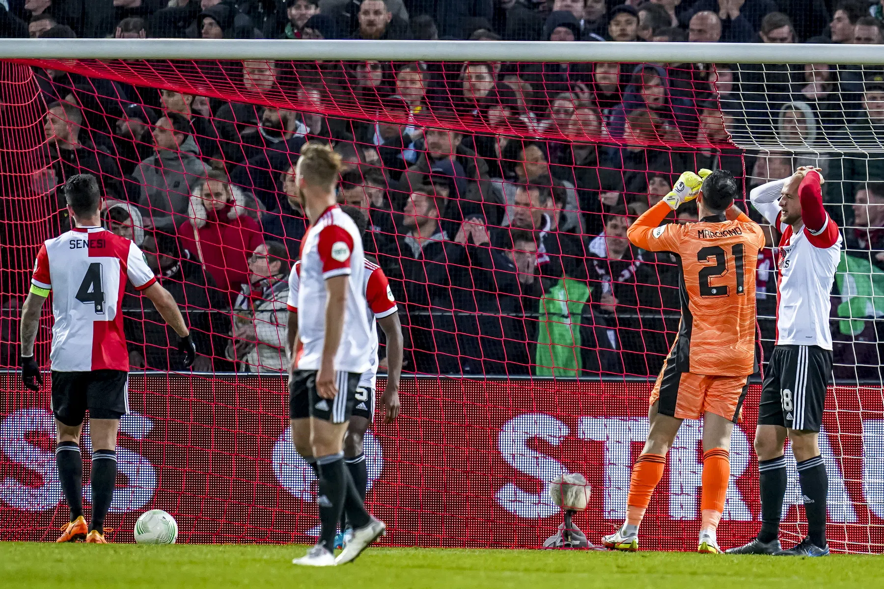 Extreem late domper voor Feyenoord op hectische Europese avond in De Kuip