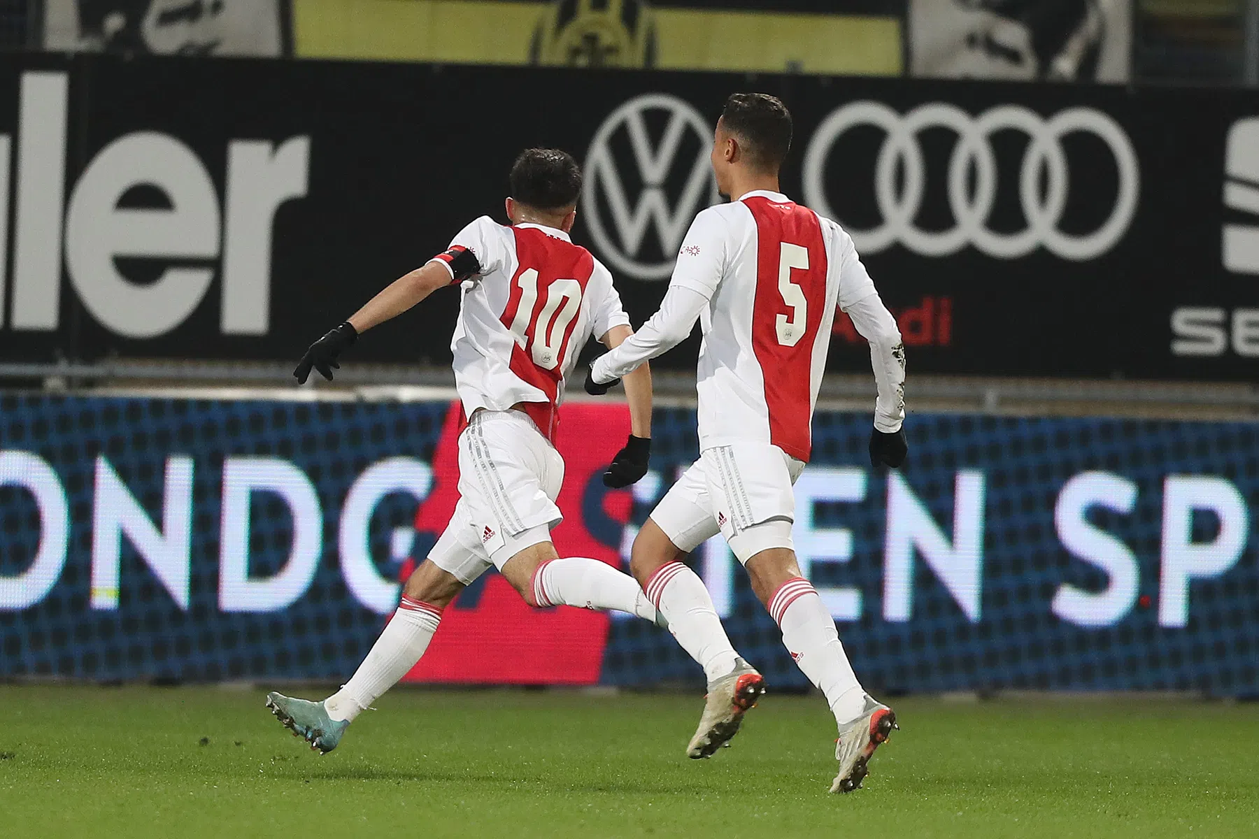 Een juichende Naci Ünüvar na een assist van Mo Ihattaren.