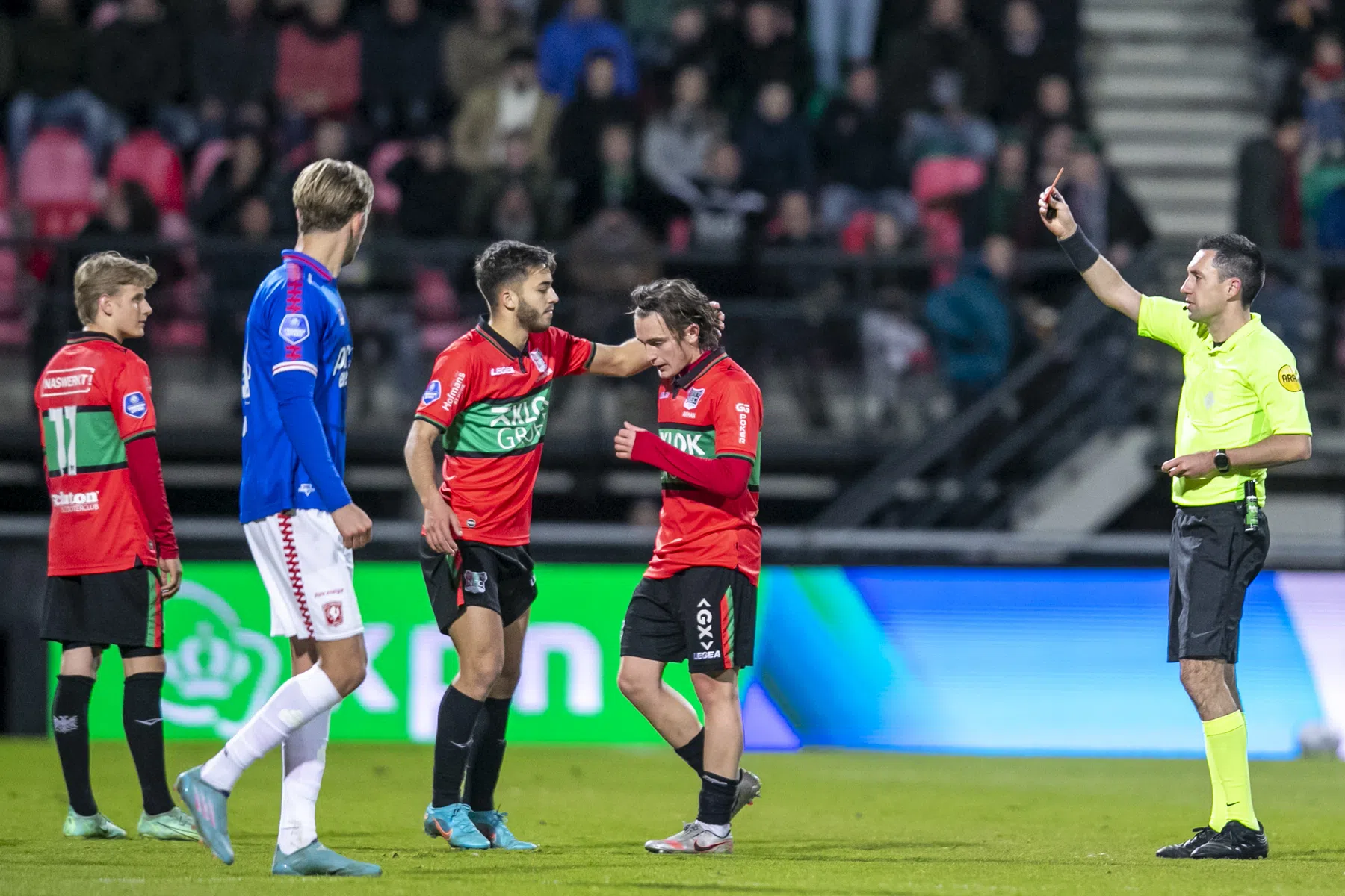 Twente profiteert optimaal van rode kaart NEC en houdt druk op Feyenoord