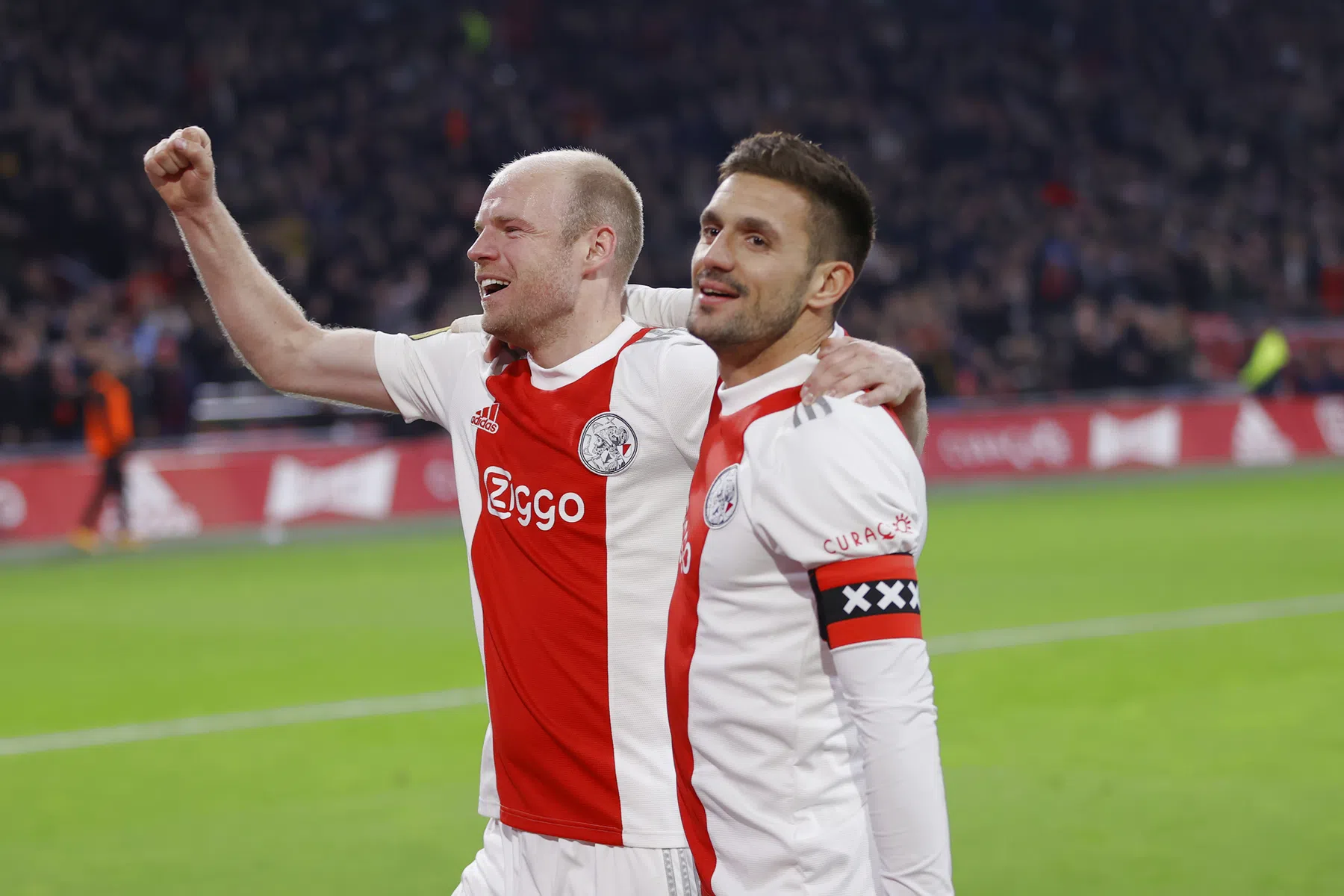 Ajax doet met zwaarbevochten zege zeer goede zaken in titelrace