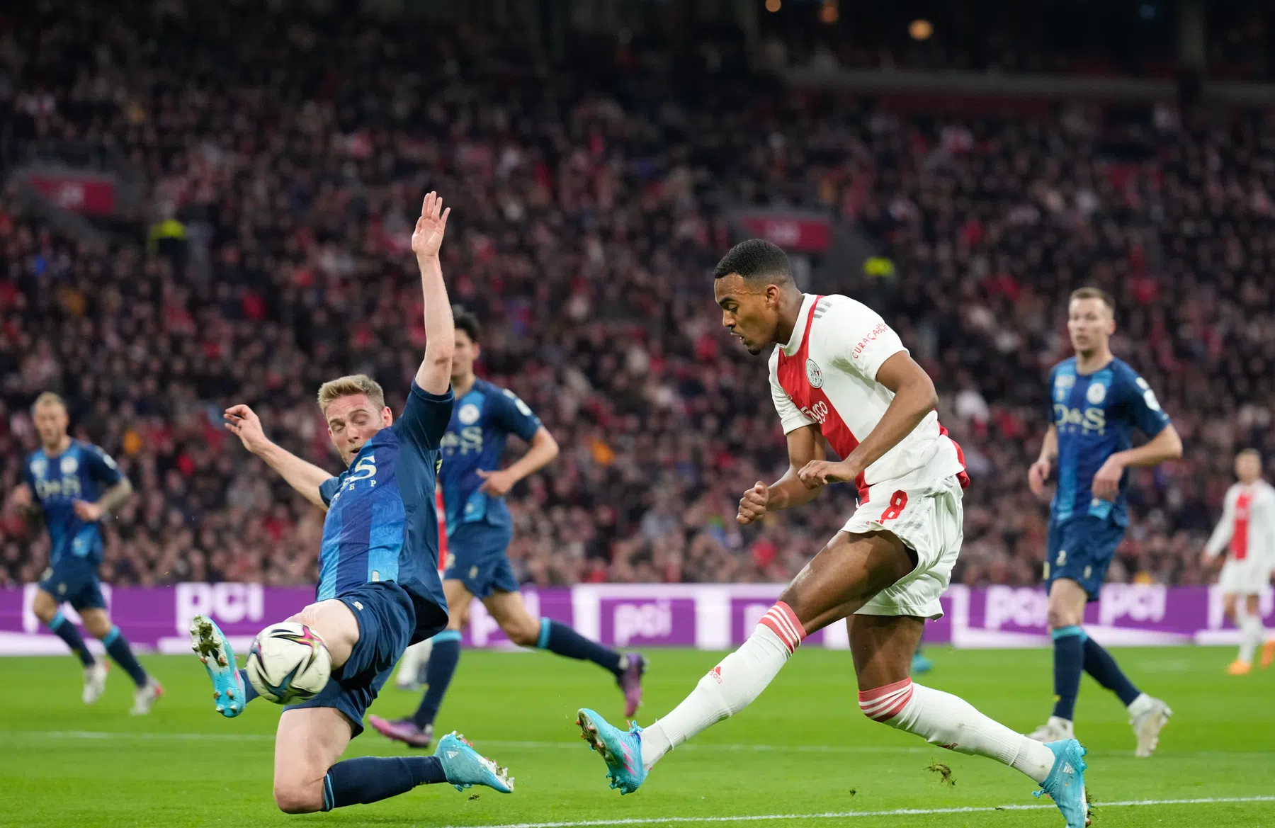 Verwoestende knal De Kamps brengt Ajax in problemen na fout Onana