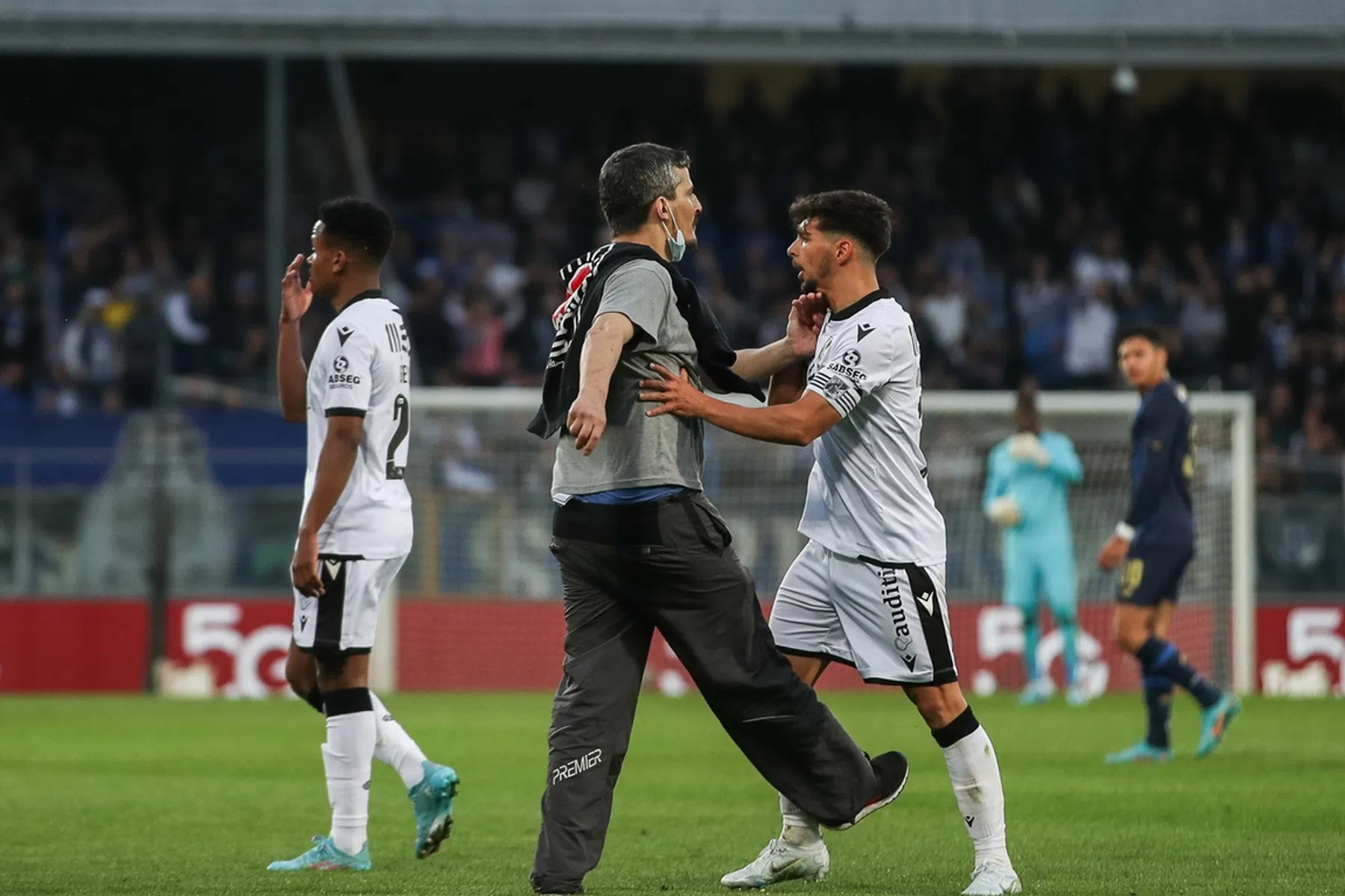 Ongekende taferelen in Portugal; man komt veld op en schopt spelers
