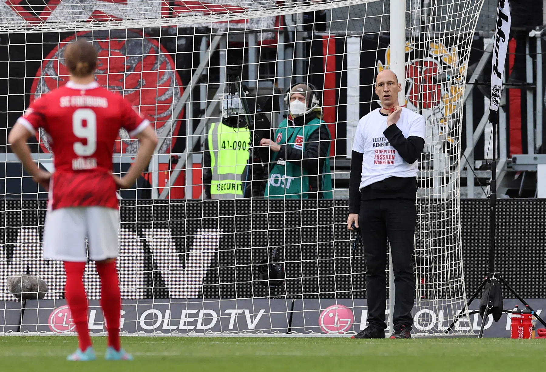 Activisten binden zich vast aan doelpalen en onderbreken Bundesliga-duel