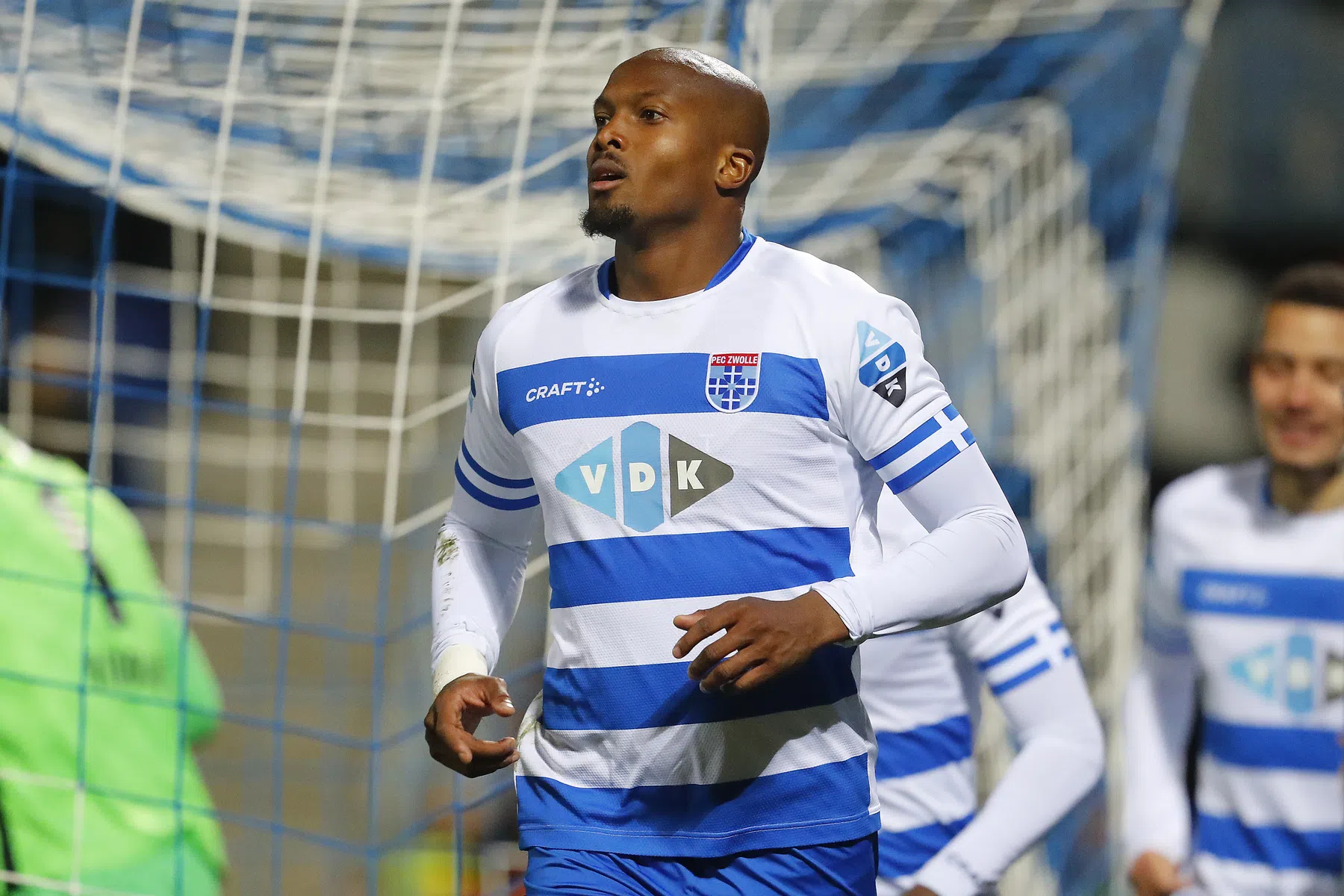 PEC Zwolle frustreert AZ en is in één klap van degradatieplekken af