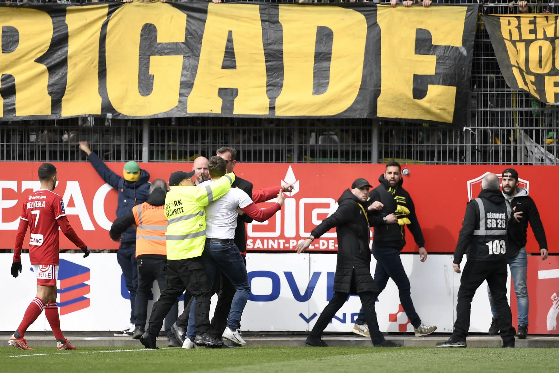 Weer gaat het mis in de Ligue 1: Bizot ziet fans veld betreden