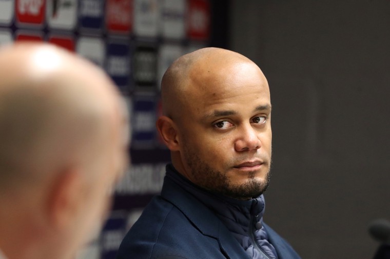 Jarige Kompany emotioneert trotse vader na bereiken van play-offs