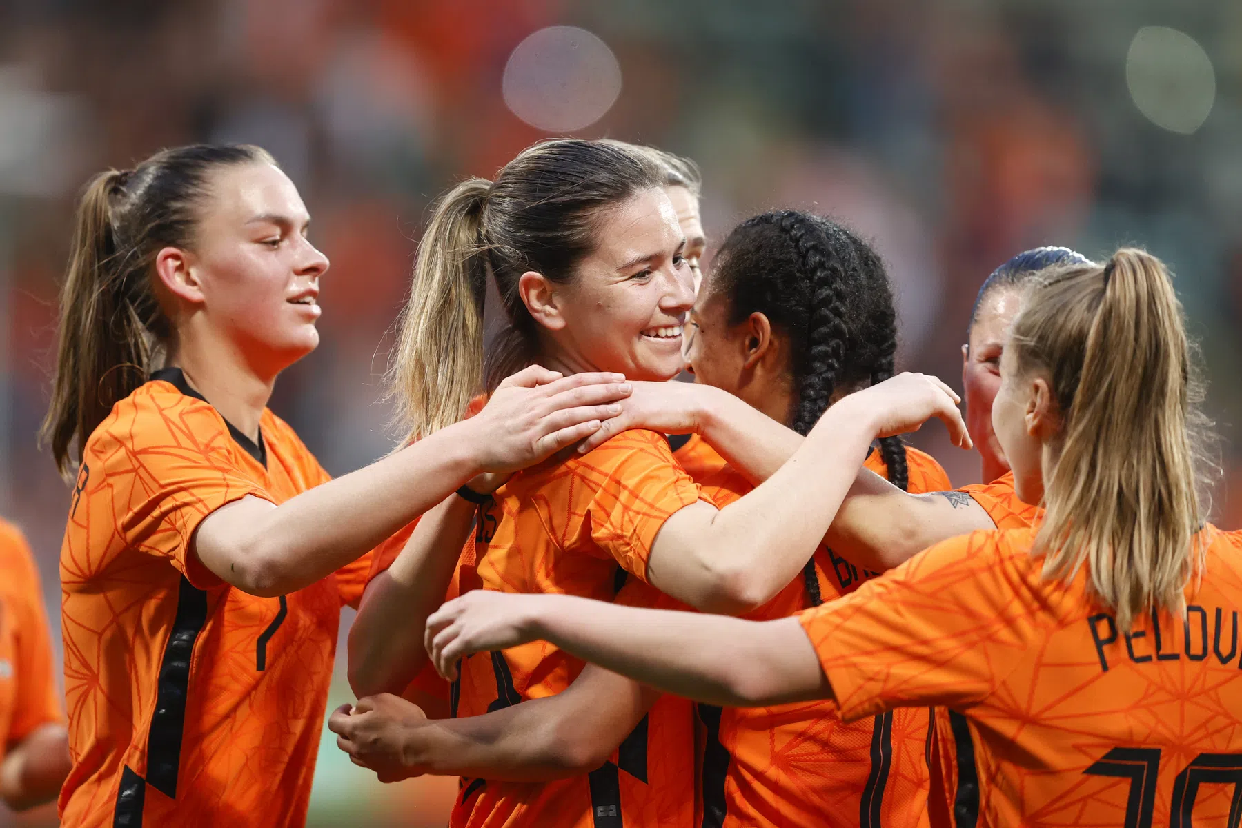 Goudhaantje Egurrola steelt de show bij ruime zege Oranje Leeuwinnen