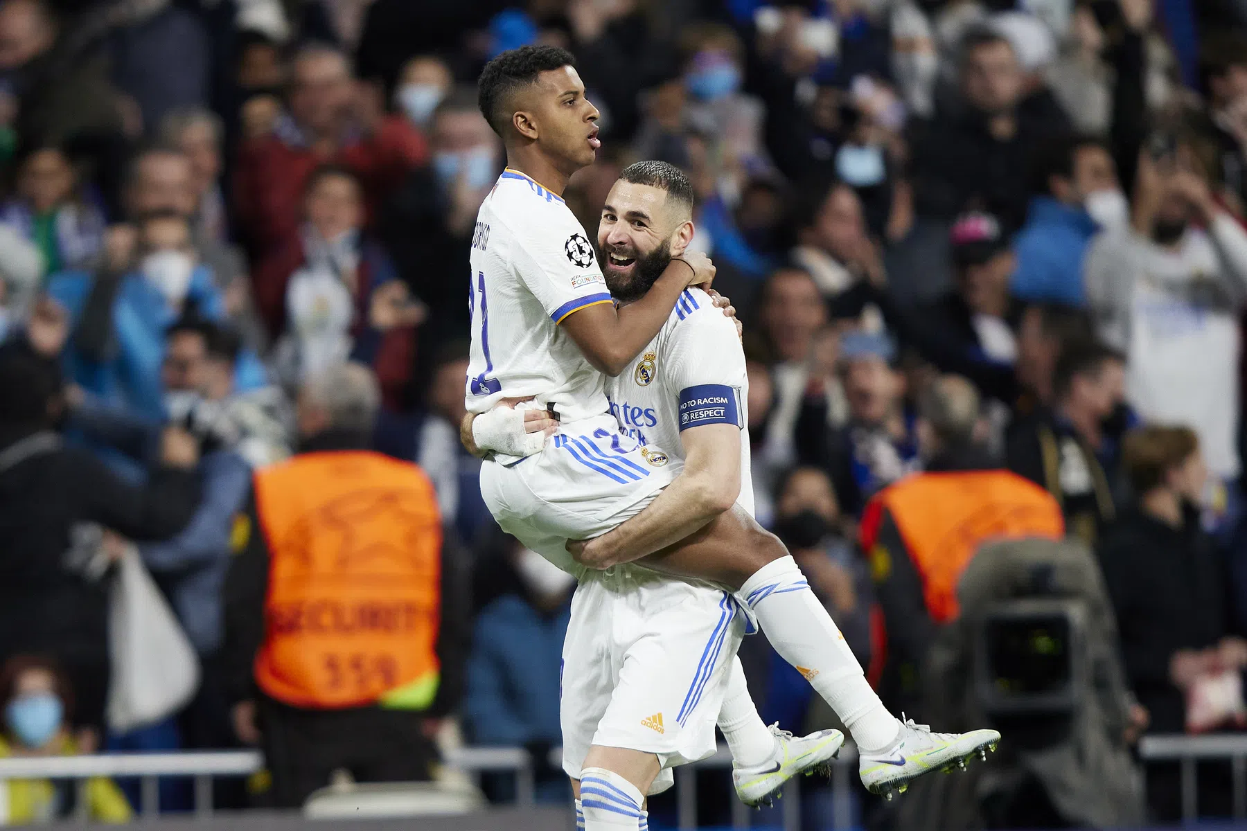 Real ontsnapt dankzij Modric en Benzema in ware thriller tegen Chelsea