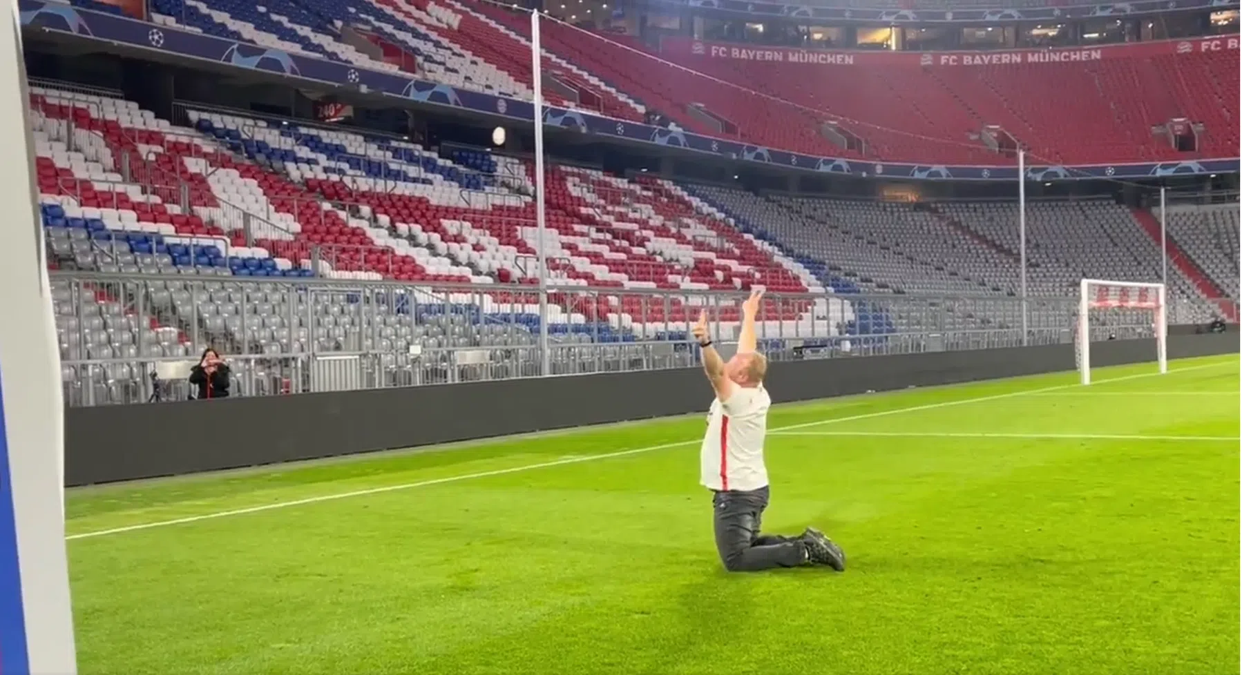 Opvallende beelden uit München: Köln-fan viert feestje na aftocht Bayern