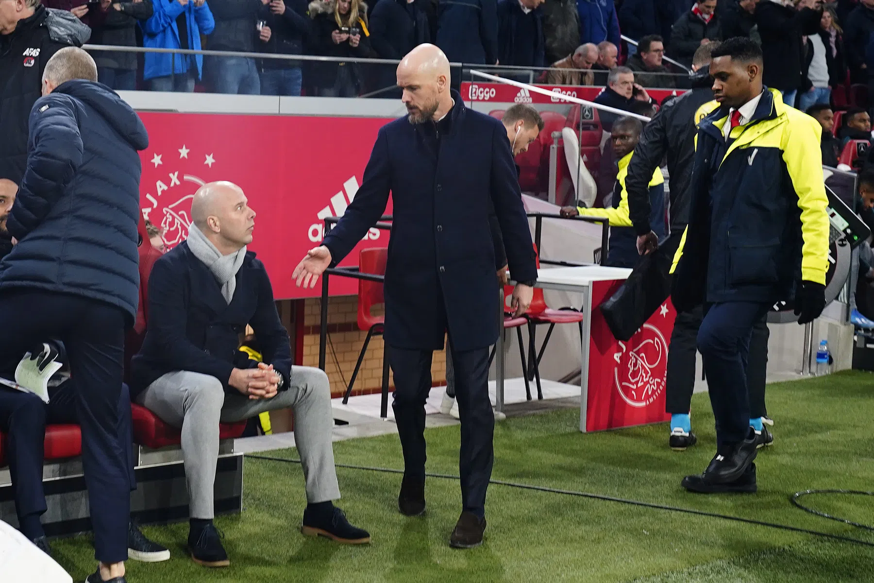 Slot feliciteert Ten Hag en zegt niks over Ajax