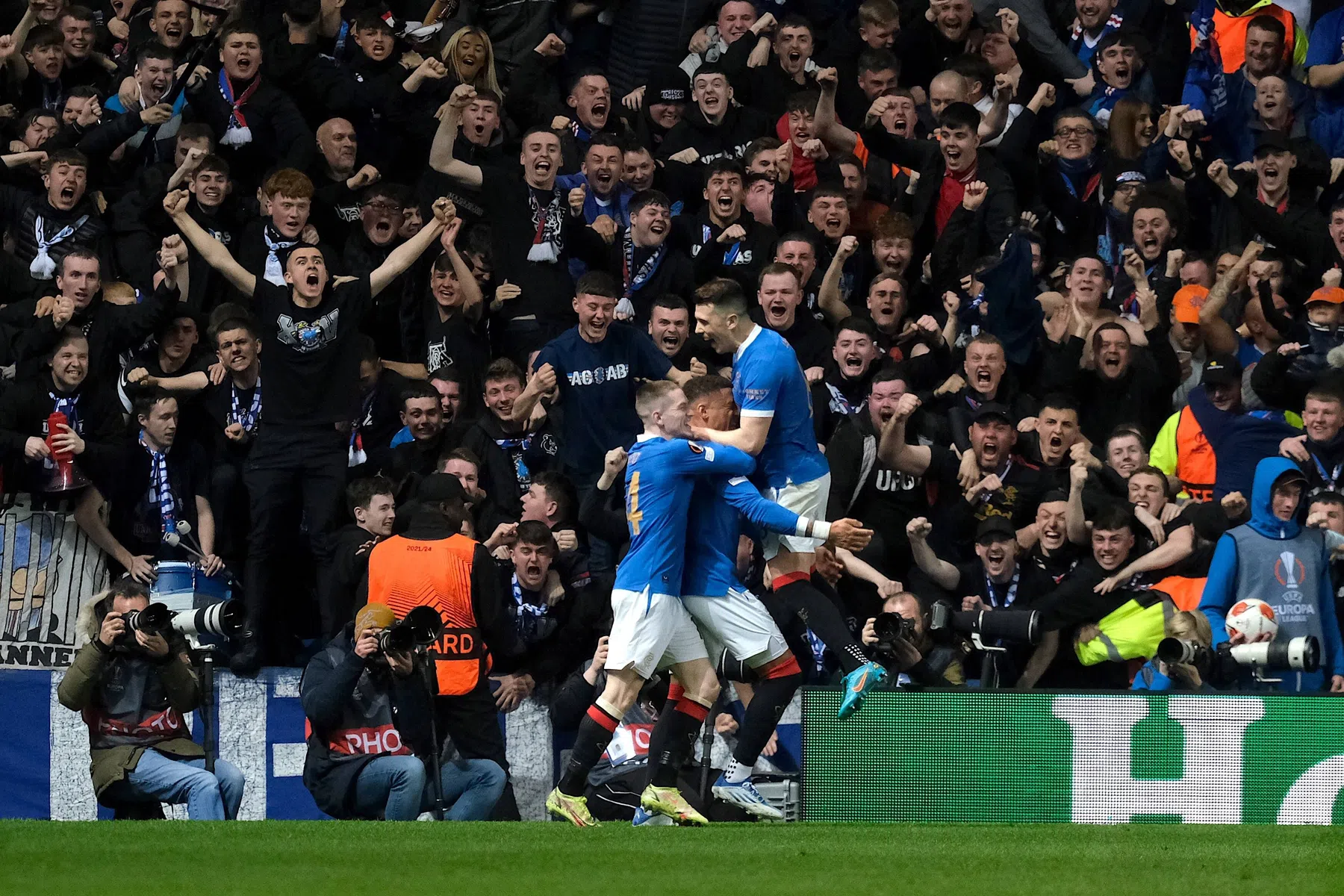 Van Bronckhorst viert feest na verlenging op Ibrox, Bosz uitgeschakeld