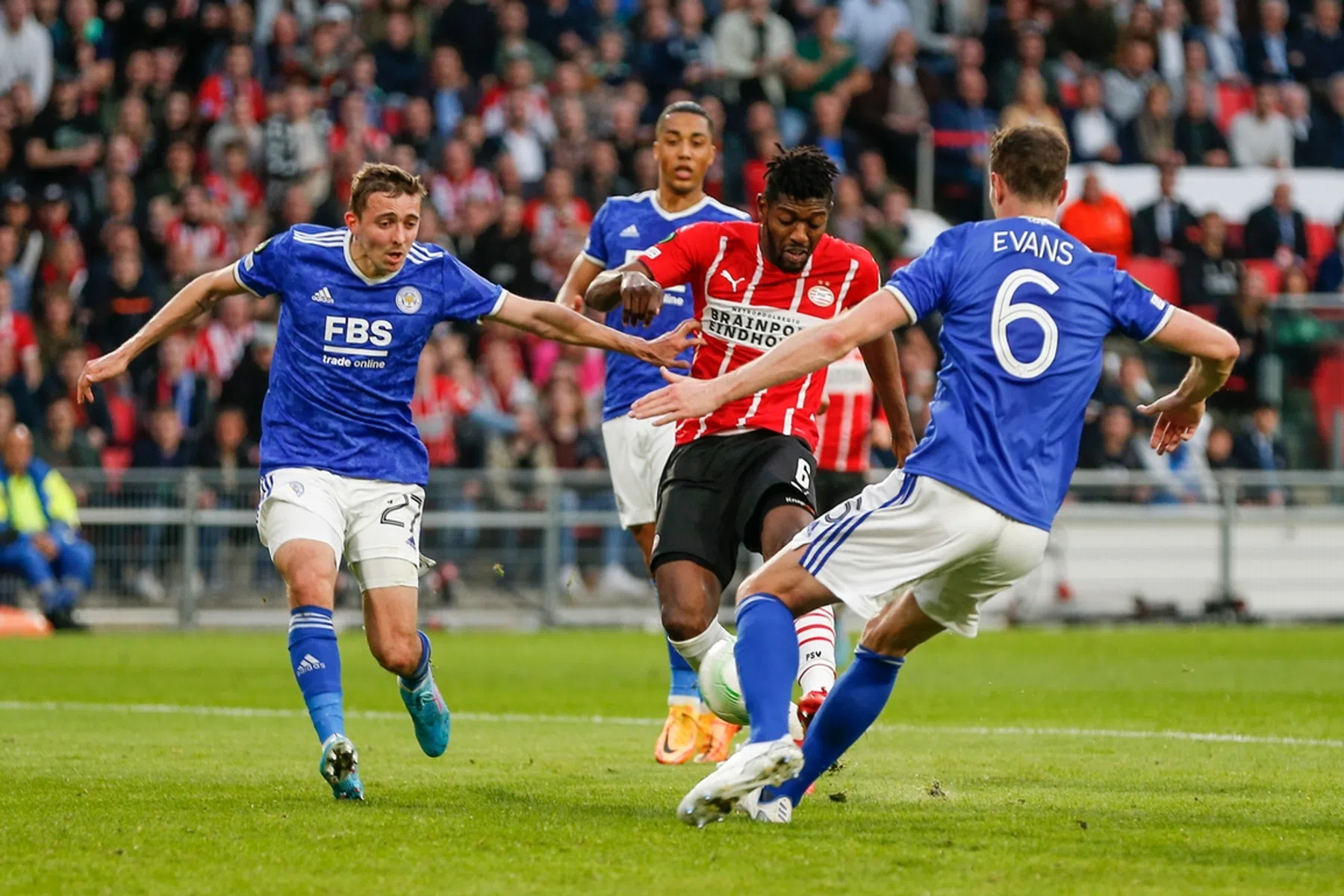 PSV bezwijkt onder druk Leicester en geeft plek in halve finale weg