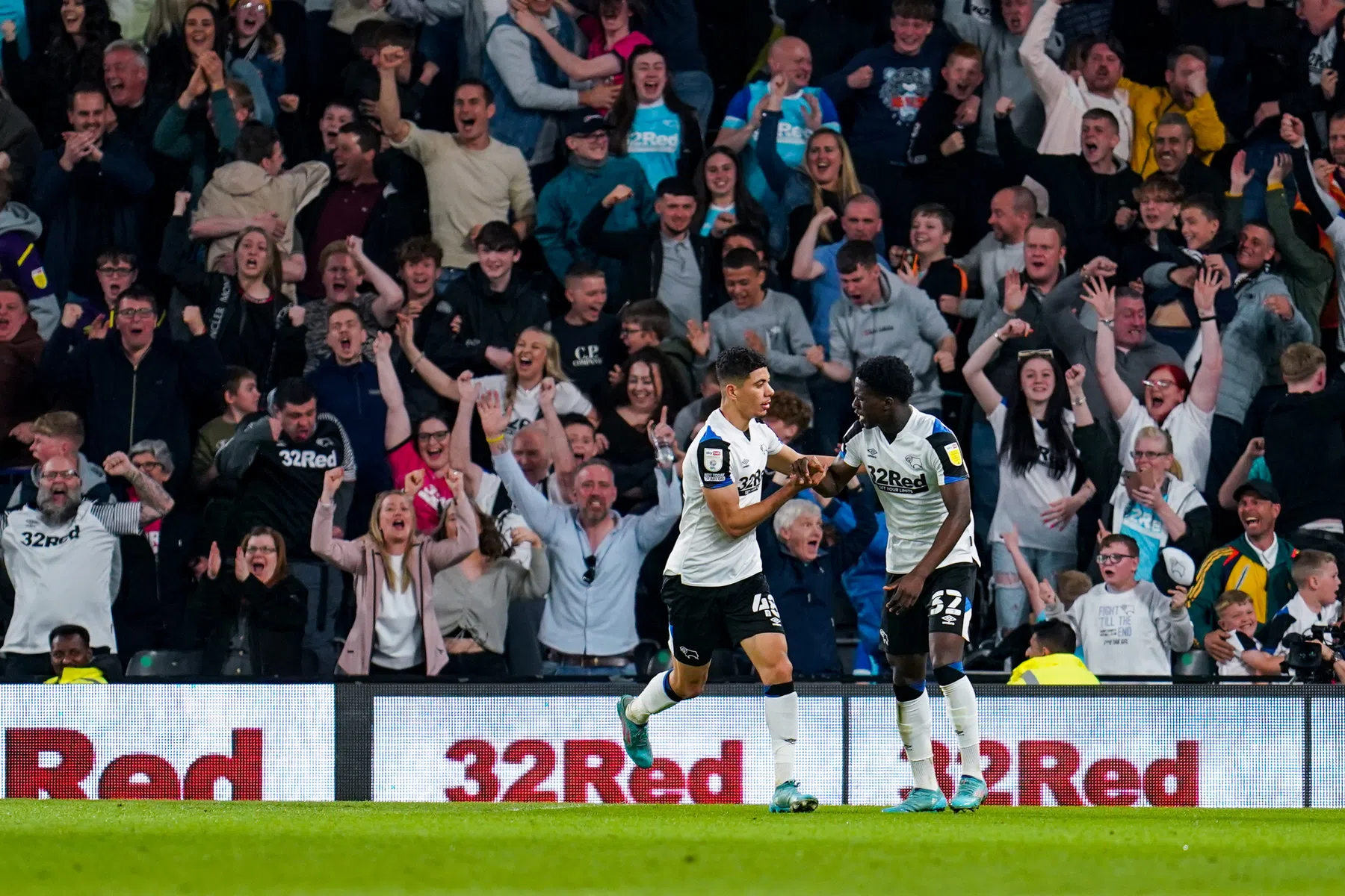 Rooney mag ondanks 21 punten aftrek blijven hopen na uitstellen Fulham-feest