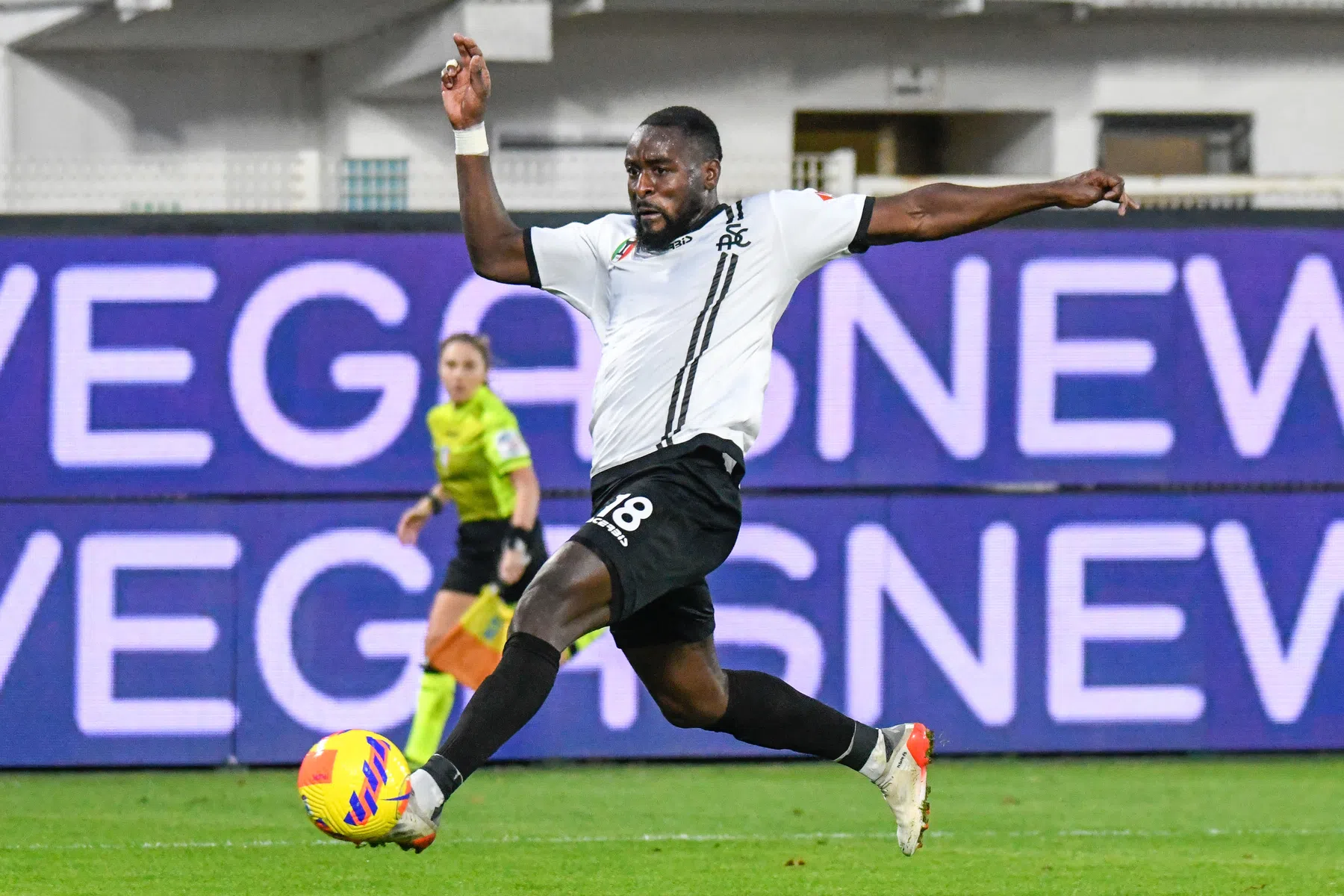 Treuzelen 2.0: Spezia-speler na tien minuten gewisseld vanwege oorbel