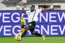 Thumbnail for article: Treuzelen 2.0: Spezia-speler na tien minuten gewisseld vanwege oorbel