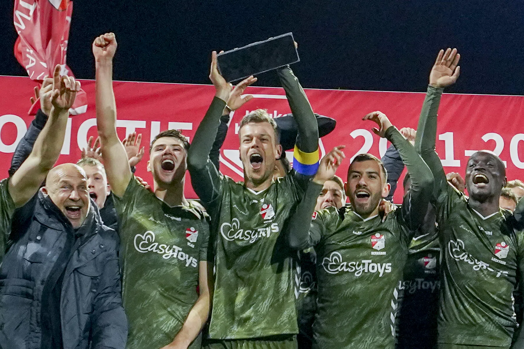 Smaakmaker Rui Mendes schiet FC Emmen in stijl naar Eredivisie