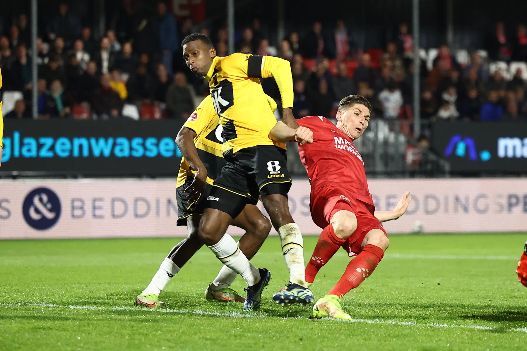 Almere City geeft het tegen NAC weg in periodetitelstrijd