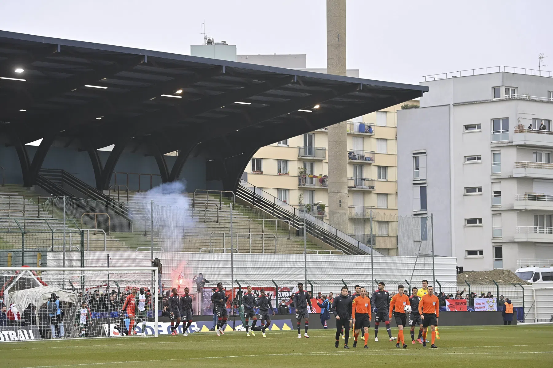 Boze Red Star-fans in actie tegen overname: duel gestaakt na vuurwerk