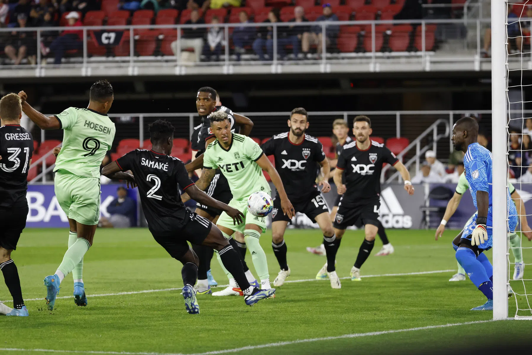 Hoesen leidt comeback in met eerste goal in bijna zeshonderd dagen